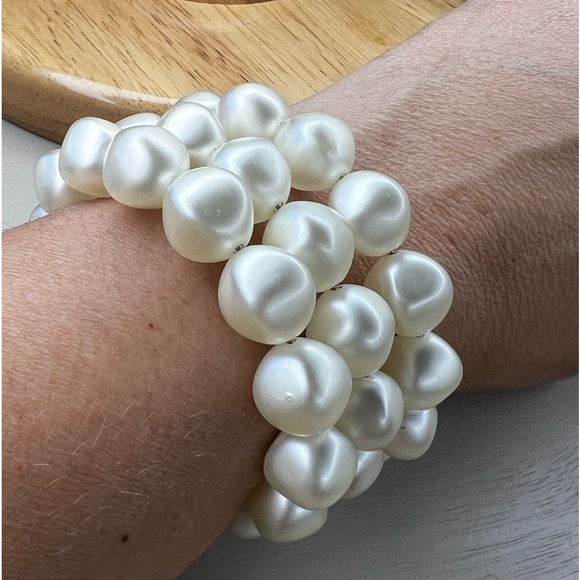 Large faux pearl plastic wrap bracelet - Picture 1 of 5